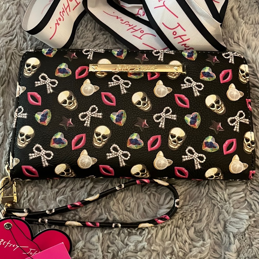 BNWT Betsey Johnson large wallet with skulls, diamonds 💎 and bows!!!